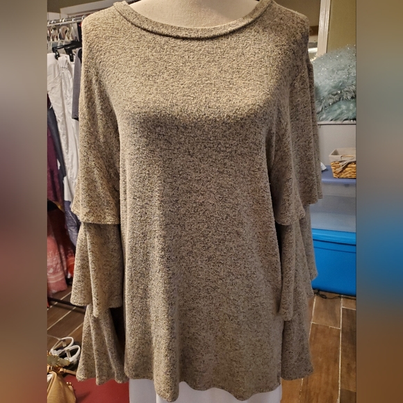 Very Soft Ruffle & Flare Sleeve- Large - Picture 1 of 3